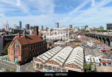 Blick Richtung Birmingham City Center (einschließlich der Stierkampfarena, die rotunde) und der Telecom Tower) von der Digbeth Gegend der Stadt. Stockfoto