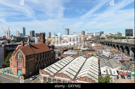 Blick Richtung Birmingham City Center (einschließlich der Stierkampfarena, die rotunde) und der Telecom Tower) von der Digbeth Gegend der Stadt. Stockfoto