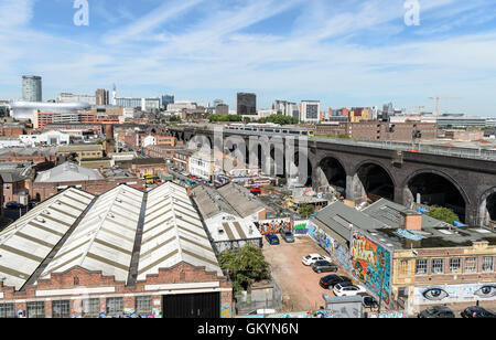 Blick Richtung Birmingham City Center (einschließlich der Stierkampfarena, die Rotunde, duddeston Viadukt und die Telecom Tower) von der Digbeth Gegend der Stadt. Stockfoto