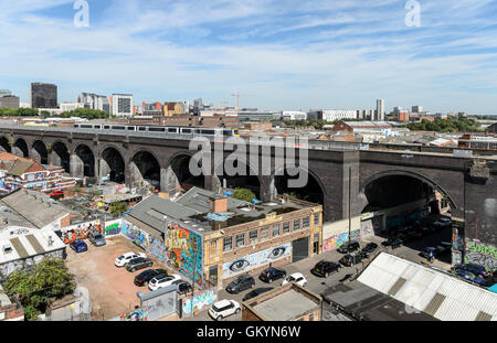 Eine Ansicht von digbeth Richtung East Side und Umgebung von Birmingham, Millennium Point & die Bahnstrecke (duddeston Viadukt) Überschrift in Moor Street Station. Stockfoto