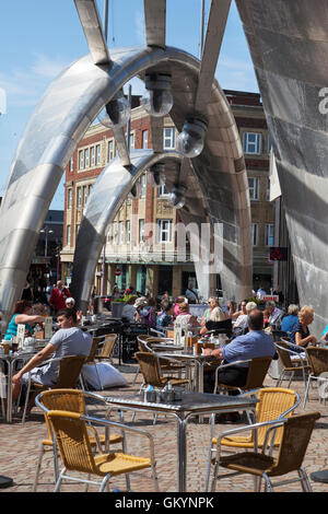 Stillgelegte Brillanz, architektonische Bögen Lichtdesign Birley Straße - Gönner an Cafés im Freien mit Sitzgelegenheiten zum Blackpool touristische die Sommersonne genießen, Lancashire, Großbritannien Stockfoto