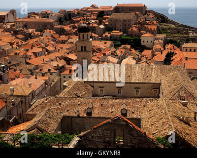 Blick über Terrakotta Dächer der ummauerten Altstadt Dubrovnik zeigt alte Fliesen des ehemaligen Kloster von St. Claire & neuere Ziegeldächer Stockfoto