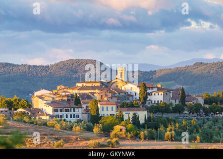 Das Dorf von Radda in Chianti bei Sonnenuntergang, Provinz Siena, Toskana, Italien. Stockfoto