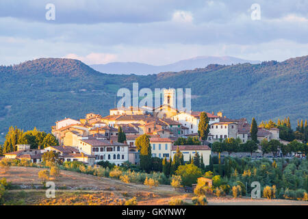 Das Dorf von Radda in Chianti bei Sonnenuntergang, Provinz Siena, Toskana, Italien. Stockfoto