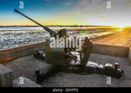 Des 2. Weltkrieges Anti-Aircraft Gewehr auf Southampton Water in Hamble gemeinsamen Stockfoto