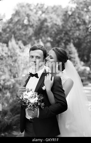 Lustige paar auf e-Sitzung. Vorbereitung für die Hochzeit Potography. Stockfoto