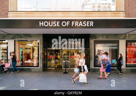Exeter, Devon, Großbritannien - 23. August 2016: Menschen passieren von House of Fraser befindet sich an der High Street. Stockfoto