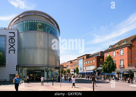 Exeter, Devon, Großbritannien - 23. August 2016: Menschen passieren nächsten Store in Exeter. Stockfoto