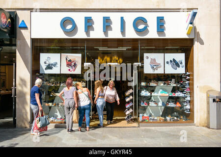 Exeter, Devon, Großbritannien - 23. August 2016: Frauen schauen Schuhe im Office Store an der High Street. Büro Schuhe verfügt über mehr als 1 Stockfoto