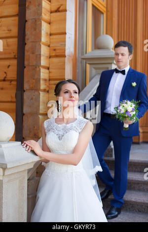 Lustige paar auf e-Sitzung. Vorbereitung für die Hochzeit Potography. Stockfoto