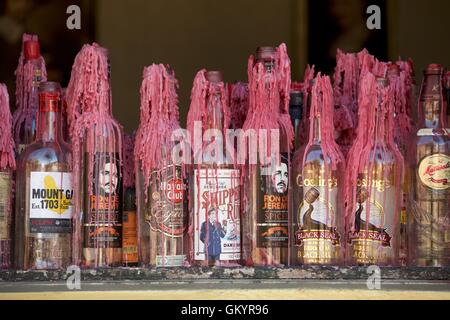 Wachskerzen in Flaschen mit geschmolzenem Wachs unten die Seite Stockfoto