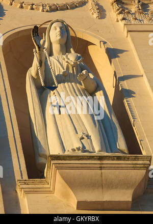 Statue der Jungfrau Maria hält einen Rosenkranz in das Heiligtum von Fatima in Portugal. Stockfoto