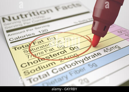 Nährwertangaben mit Null-Werten von Fett, markiert mit einem roten Stift. Stockfoto