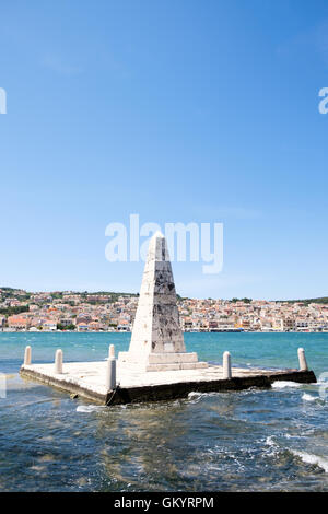 Der Obelisk neben der Brücke Drepano in Argostoli, Kefalonia, Griechenland. Stockfoto