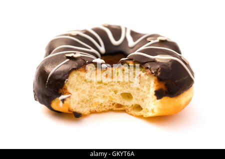 Seite Ansicht Schokoladenaroma Donut mit einem Biss auf weißem Hintergrund Stockfoto