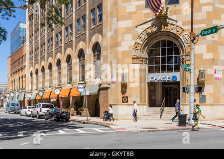 Eine Bankfiliale von Chase und Geschäfte entlang der Church Street besetzen das historische Gebäude der Anwälte in der Innenstadt von White Plains, New York. Stockfoto