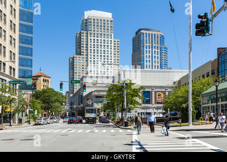 Mittag-Verkehr und Fußgänger bewegen entlang der Main Street in der Innenstadt von White Plains, New York. Stockfoto