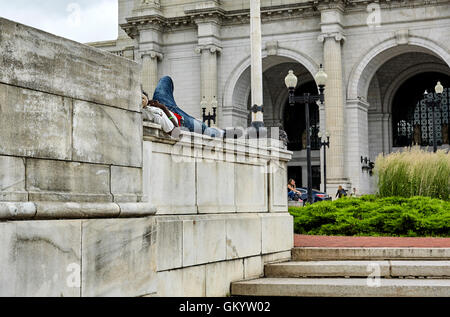 Obdachloser schlafen auf einer Marmorwand bei Union Station Washington DC Stockfoto