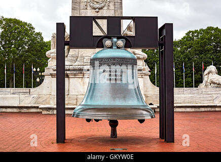 Liberty Bell am Columbus Circle in Washington DC mit Marmorstatue dahinter und Ziegel Intarsien auf dem Boden Stockfoto