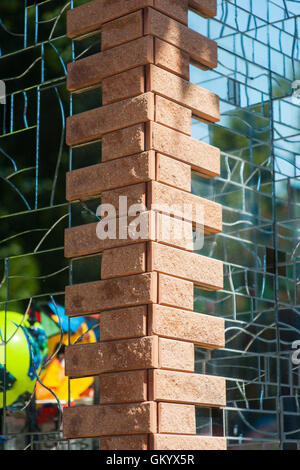 Spiegelwand des Gebäudes mit Backstein-inlays Stockfoto