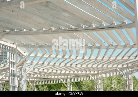 Weißer Pavillon im Park gegen blauen Himmel Stockfoto