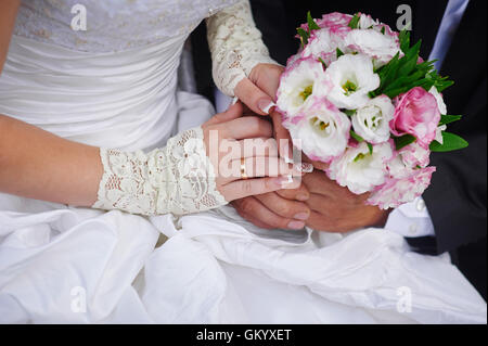Schöne Hochzeit Blumenstrauß in Händen von Braut und Bräutigam Stockfoto