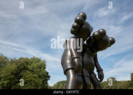 Kaws auf dem Weg schwarz Holzskulptur in Yorkshire Sculpture Park YSP Stockfoto