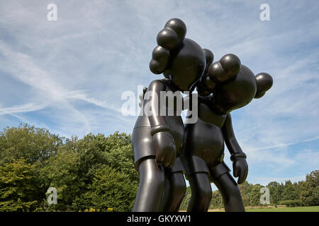 Kaws auf dem Weg schwarz Holzskulptur in Yorkshire Sculpture Park YSP Stockfoto