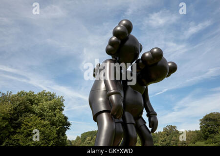 Kaws auf dem Weg schwarz Holzskulptur in Yorkshire Sculpture Park YSP Stockfoto