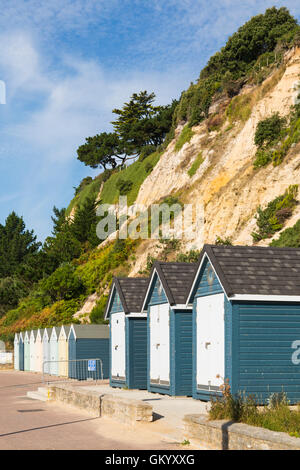 Strandhütten in Alum Chine, die zum Schild „Welcome to Poole“ in Bournemouth, Dorset, UK, August führen Stockfoto