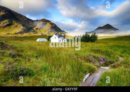 Ein Bild-Postkarte-Hütte am Glencoe in den schottischen Highlands Stockfoto