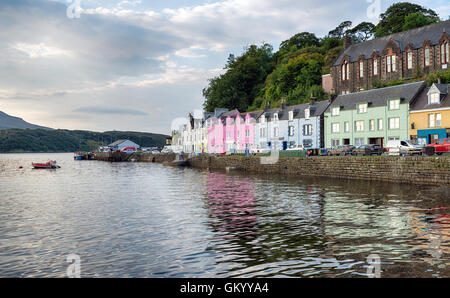 Das hübsche Fischerdorf Dorf Portree auf der Isle Of Skye in Schottland Stockfoto