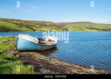 Ein altes Fischerboot am Ufer des Loch Harport in der Nähe von Drynoch auf der Isle Of Skye in Schottland Stockfoto