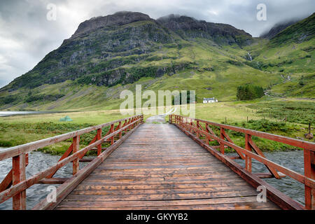 Eine Brücke über den Fluss Coe in Glencoe in den schottischen Highlands Stockfoto