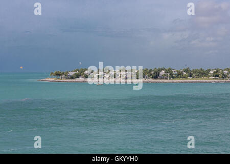 Freizeitboote und Parasails vor der Küste von Key West Stockfoto