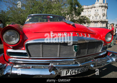 Nahaufnahme eines bunt bemalte alte 50er Jahre amerikanische Autos auf dem Display in Centro Havanna für Touristen, Habana Cuba zu mieten Stockfoto