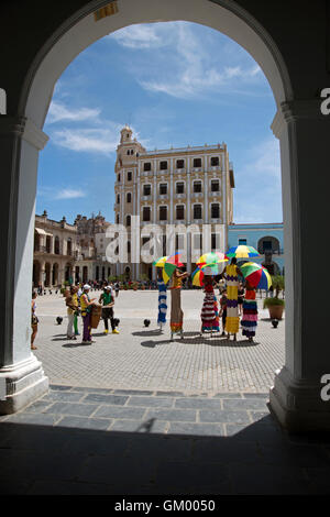 Eine Karneval-Gruppe von Musikern auf Stelzen unterhalten die Touristen in Plaza de Vieja in La Habana-Kuba Stockfoto