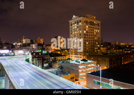 Langzeitbelichtung der Autobahnen in der Nacht in Baltimore, Maryland Stockfoto