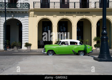 Bunt bemalten alten 50er Jahre amerikanische Autos auf dem Display in Centro Havanna für Touristen, Habana Cuba zu mieten Stockfoto