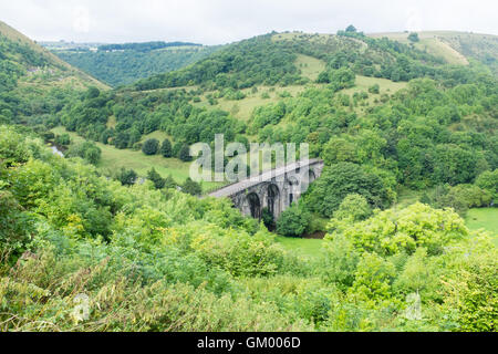 Grabstein-Viadukt von Monsal Kopf in der Nähe von Bakewell in Derbyshire Peak District angesehen Stockfoto