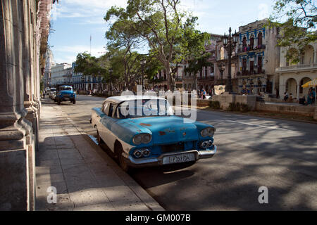 Bunt bemalten alten 50er Jahre amerikanische Autos auf dem Display in Centro Havanna für Touristen, Habana Cuba zu mieten Stockfoto