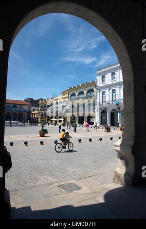 Die Bögen von einem kolonialen Gebäude führen auf der Plaza de Vieja in Havanna Kuba einen beliebten Ort für Touristen Stockfoto