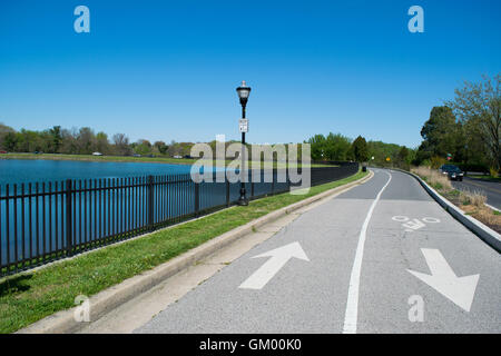 Radweg an einem See in Baltimore, Maryland Stockfoto