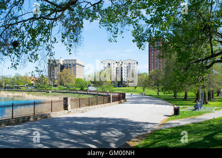 Radweg an einem See in Baltimore, Maryland Stockfoto