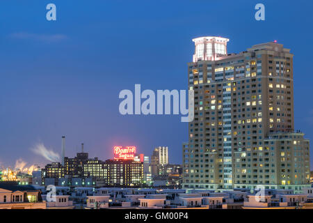 Lange Belichtungszeiten bei Nacht am Federal Hill in Baltimore, Maryland Stockfoto