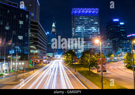 Langzeitbelichtung von Inner Harbor in Baltimore, Maryland in der Nacht Stockfoto