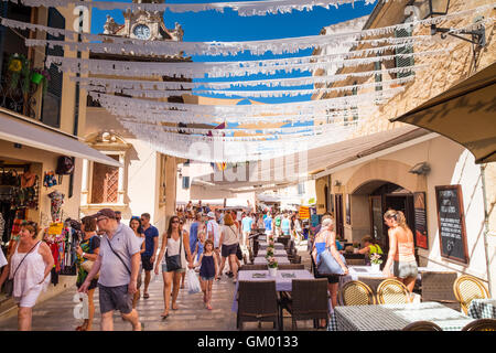 Die Plaza in Altstadt von Alcudia, Mallorca / Mallorca Stockfoto