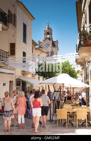 Die Plaza in Altstadt von Alcudia mit dem Uhrturm des Rathauses in der Ferne, Mallorca / Mallorca Stockfoto