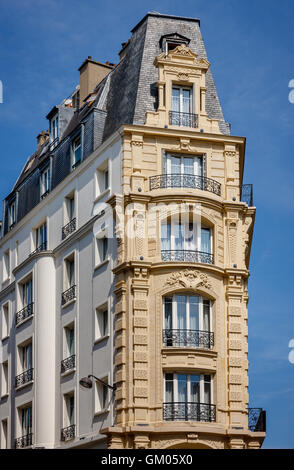 Belle Epoque Stil Gebäude im 12. Arrondissement, Paris mit faux Balkonen, schmiedeeiserne Geländer und Schiefer Mansardendach Stockfoto
