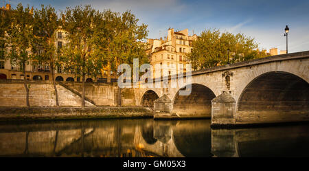 Morgensonne auf der Ile Saint Louis und Espe Bäume säumen Seineufer von Pont Marie und Quai d ' Anjou. Paris, Frankreich Stockfoto
